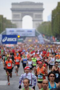 Competitors take the start of the 36th Paris Marathon on April 15, 2012 on the Champs-Elysee avenue in Paris. AFP PHOTO / BERTRAND LANGLOIS