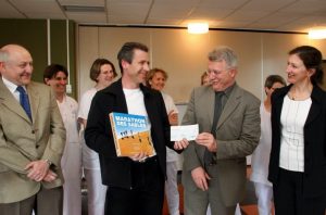Cyrille Mitsler remet le chèque à Michel Schmitt, responsable du pôle de l'hôpital d'enfants. Photo Christopher COURTOIS « Ce n'était pas évident au départ, mais aujourd'hui je suis vraiment satisfait ». Cyrille Mitsler peut être fier de lui. Sa participation au Marathon des Sables 2005 aura profité à l'hôpital d'enfants de Brabois. Sponsorisé par des enseignes et des équipes sportives nancéiennes, Cyrille a eu la brillante idée de récolter des fonds pour « ceux qui n'ont plus la santé », selon ses propres termes. Une démarche qui a pourtant été délicate au premier abord : « Ce don que je voulais faire à l'hôpital, c'est mon initiative et j'ai eu pas mal de difficultés. Sur 150 dossiers envoyés pour être soutenu, je n'ai reçu que très peu de réponses ». C'est pourtant un chèque de 3000 euros qui a été remis hier après-midi à Michel Schmitt, professeur de chirurgie viscérale et responsable du pôle hôpital d'enfants. « Vers la période de noël, ce chèque sera échangé en bons cadeaux, pour acheter des jouets aux petits qui sont hospitalisés. On peut également leur offrir un cadeau pour leur anniversaire »,.... *** Local Caption *** 20052005/NCY06